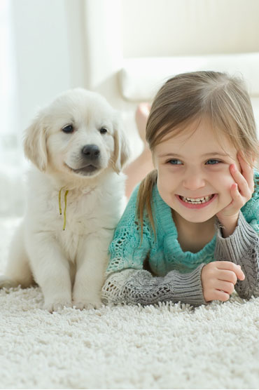 menina feliz e cachorro